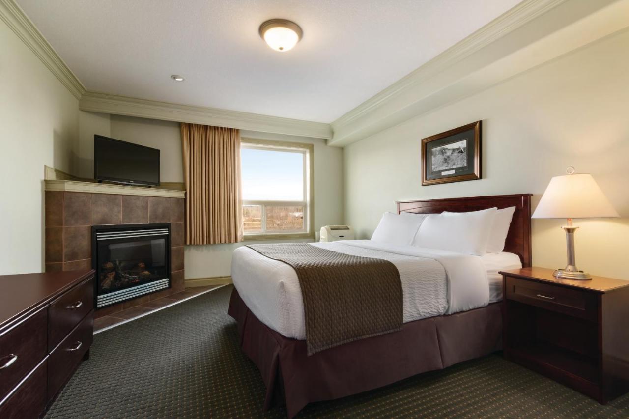 Quality Inn & Suites Уайткорт Экстерьер фото