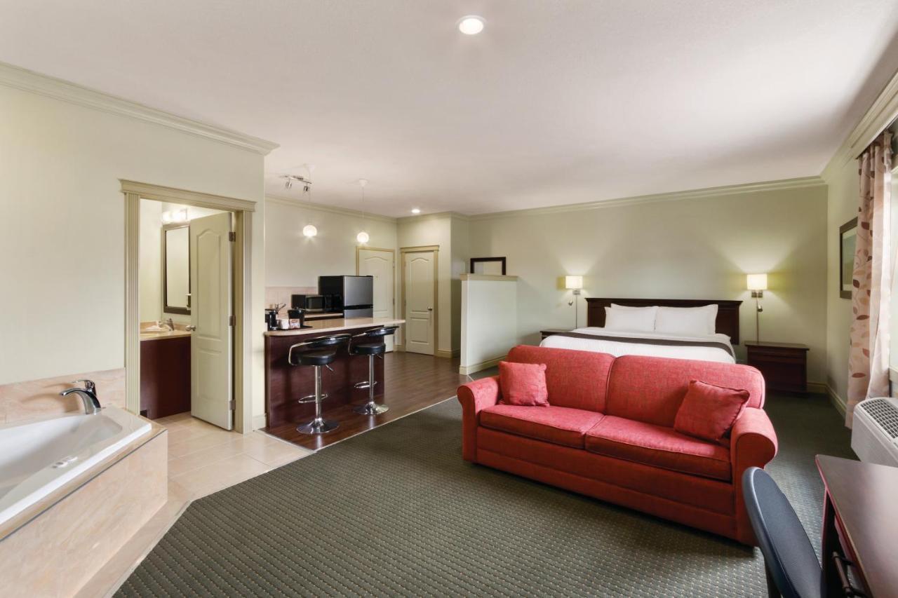 Quality Inn & Suites Уайткорт Экстерьер фото