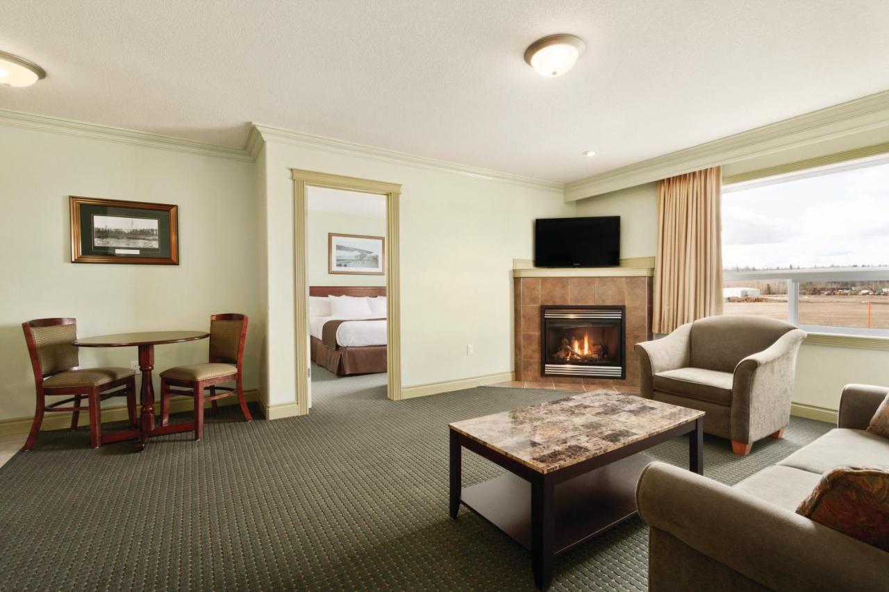 Quality Inn & Suites Уайткорт Экстерьер фото