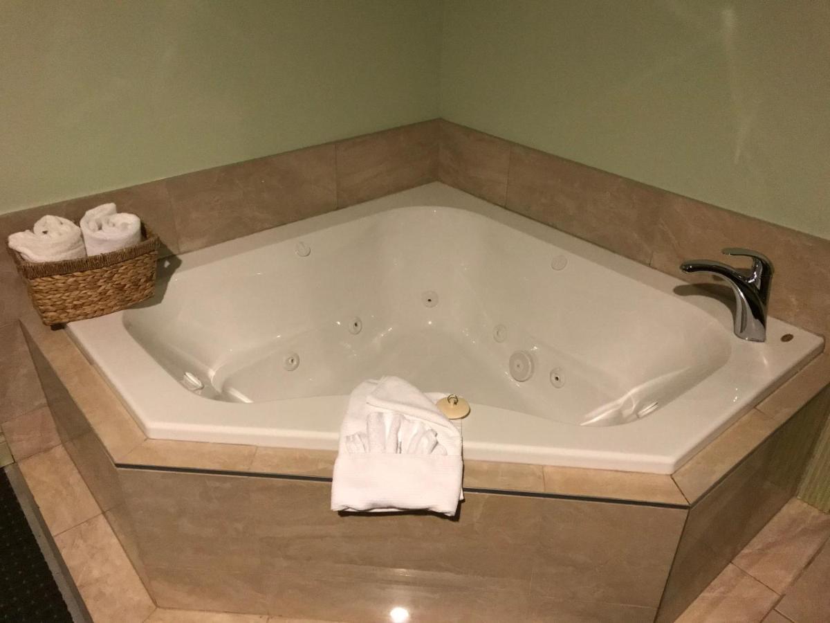 Quality Inn & Suites Уайткорт Экстерьер фото