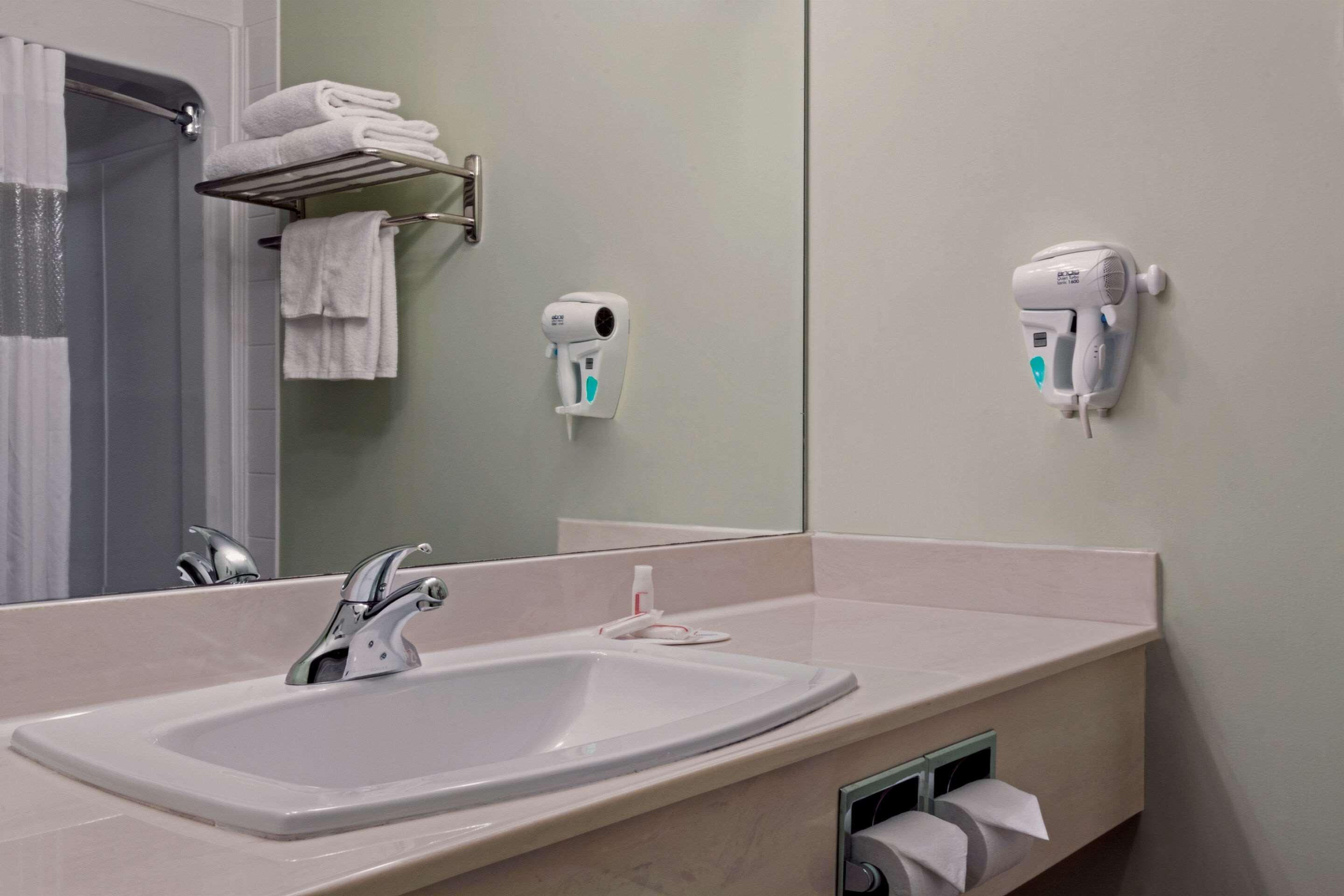 Quality Inn & Suites Уайткорт Экстерьер фото