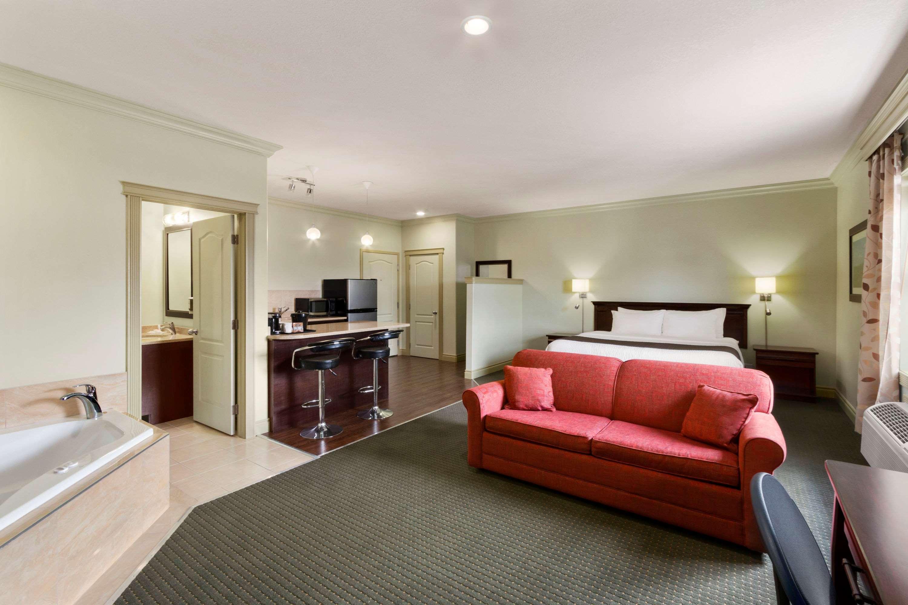 Quality Inn & Suites Уайткорт Экстерьер фото