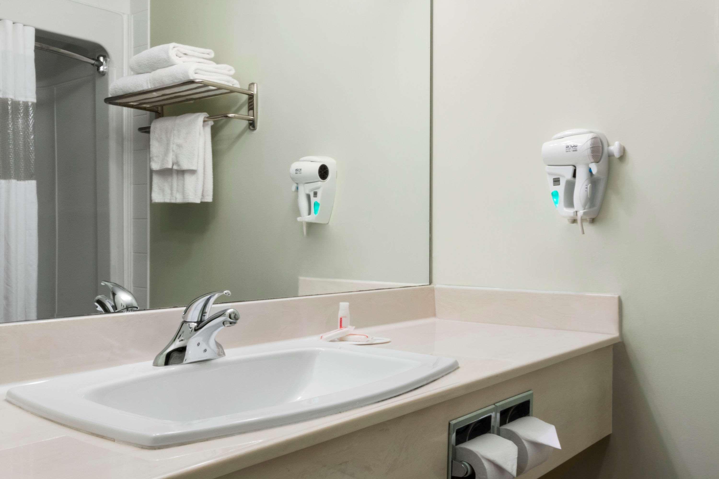 Quality Inn & Suites Уайткорт Экстерьер фото