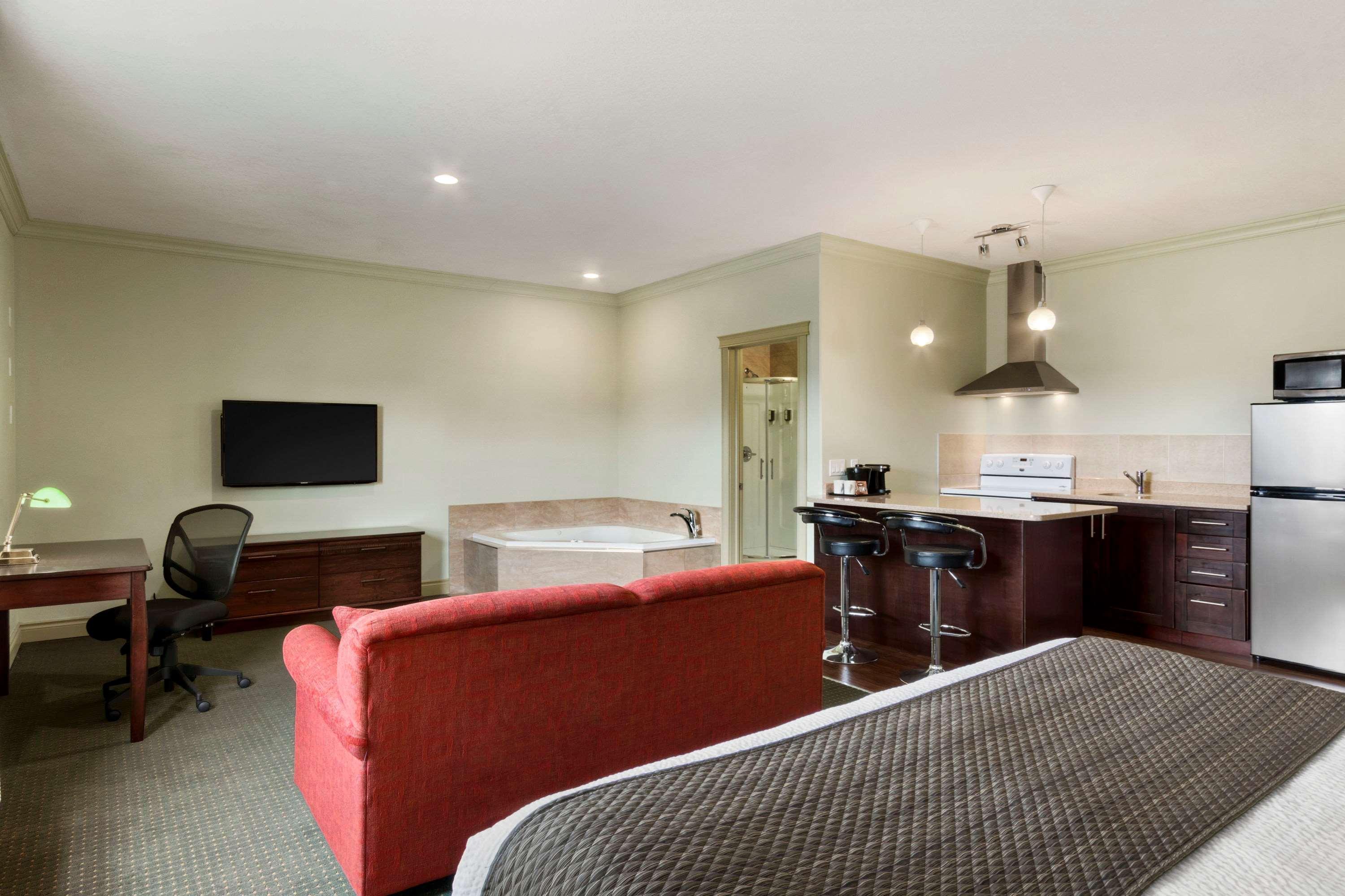Quality Inn & Suites Уайткорт Экстерьер фото
