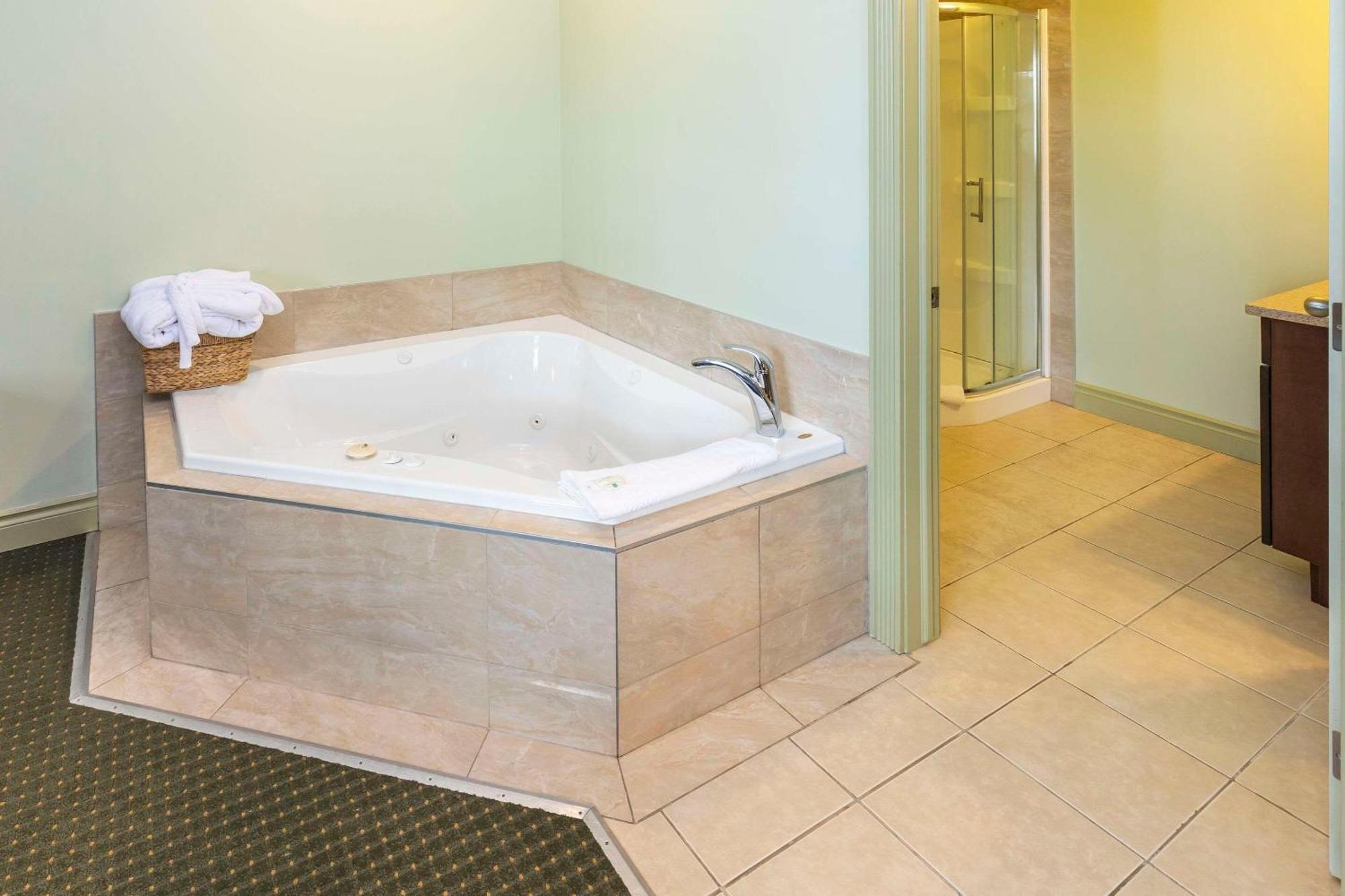 Quality Inn & Suites Уайткорт Экстерьер фото