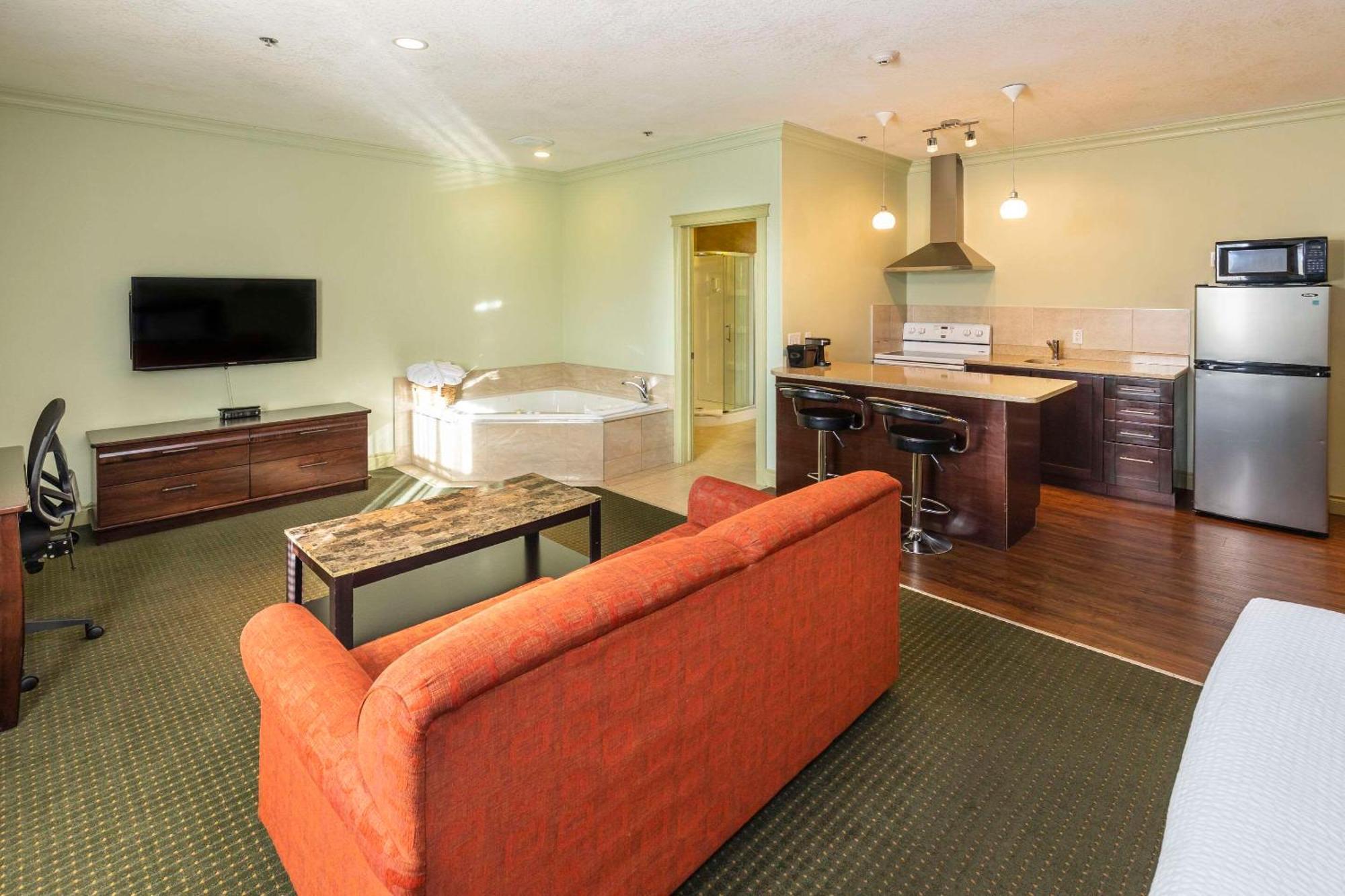 Quality Inn & Suites Уайткорт Экстерьер фото