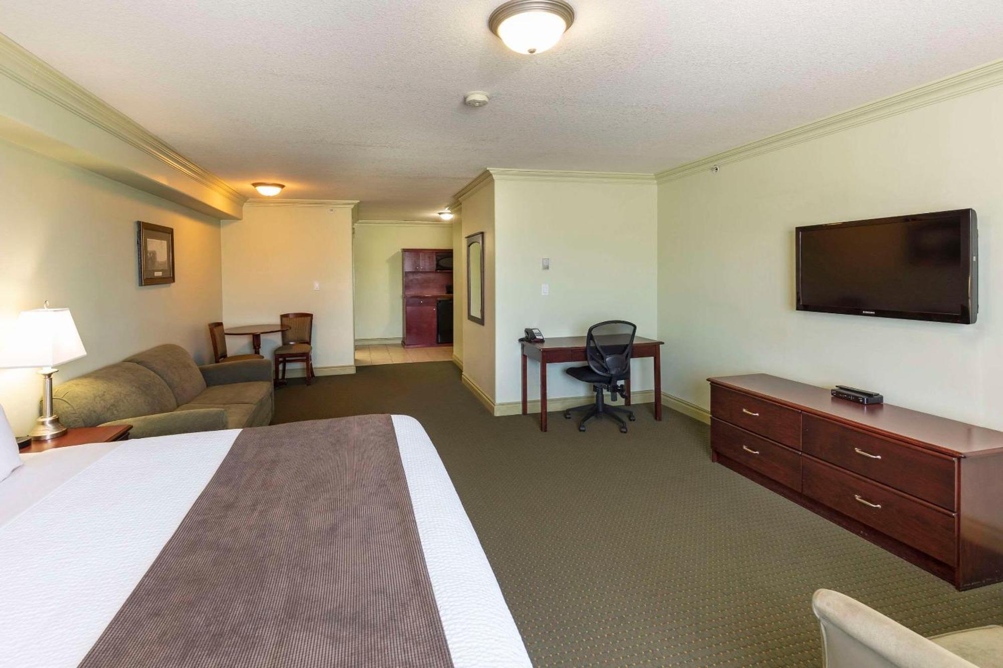 Quality Inn & Suites Уайткорт Экстерьер фото
