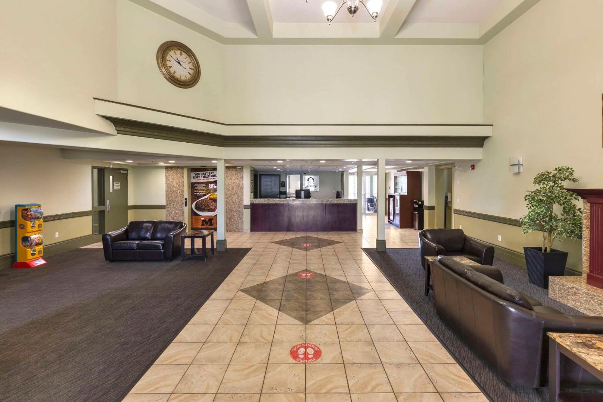 Quality Inn & Suites Уайткорт Экстерьер фото